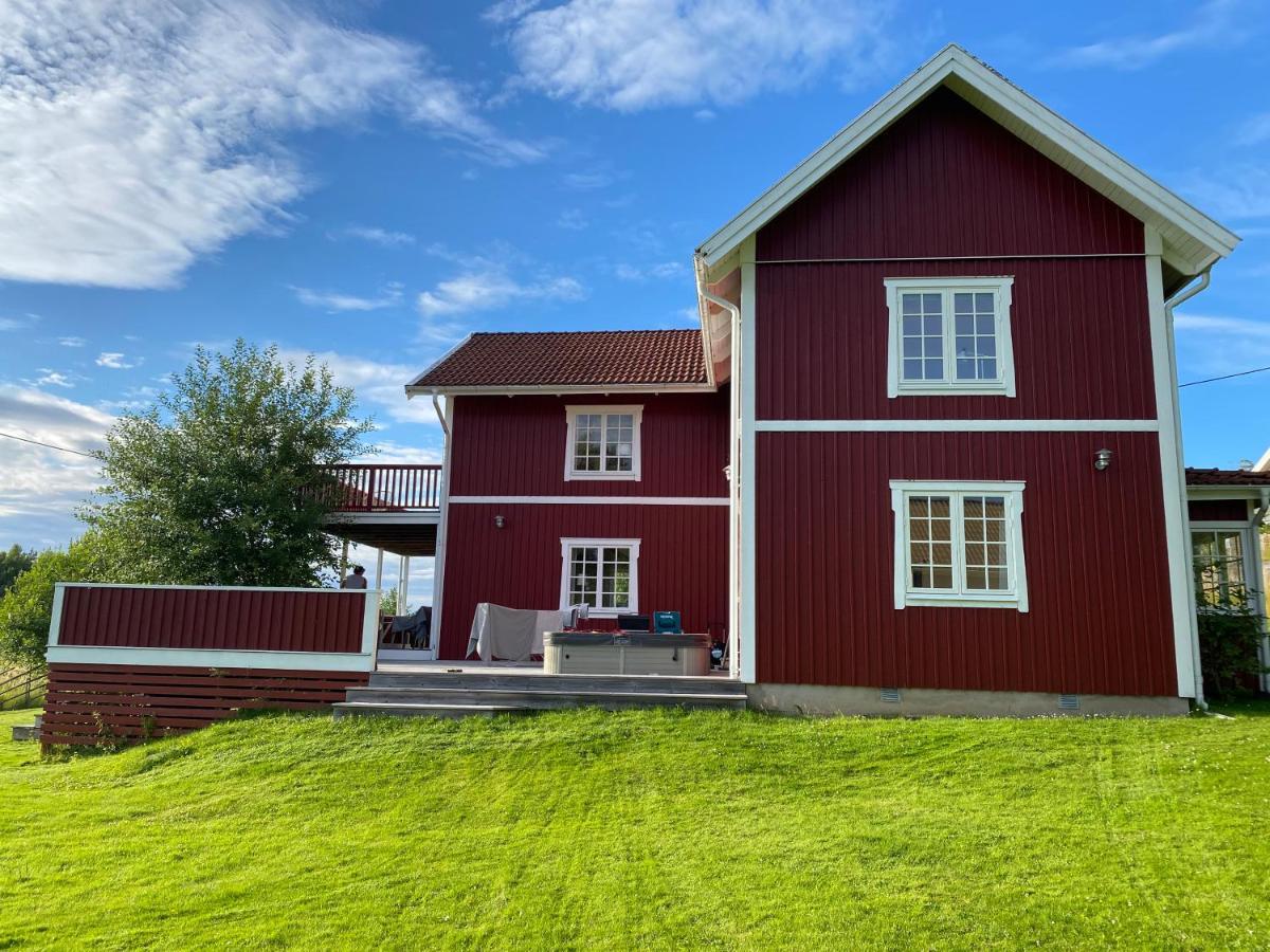 Charming Villa At Askersund Golf Resort Ammeberg Exterior photo